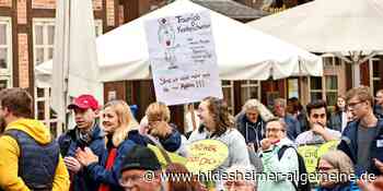 Mai-Kundgebung in Hildesheim: Auch Helios-Mitarbeiter nutzen die Bühne - www.hildesheimer-allgemeine.de
