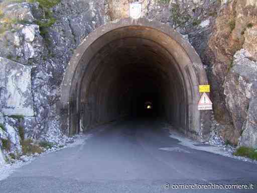 Massa, 18enne muore in un incidente con la moto alla galleria del Vestito: grave la 14enne che era con lui - Corriere Fiorentino