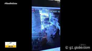 Carretinha se solta de carro, invade farmácia e derruba cliente, em Morrinhos; veja vídeo - Globo.com