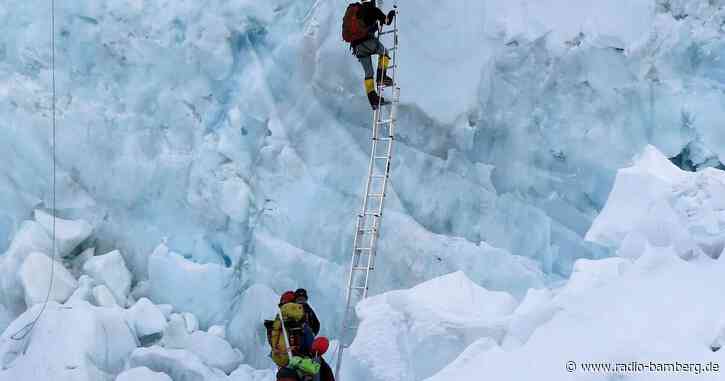 Bergsteiger suchen sichere Route auf den Mount Everest
