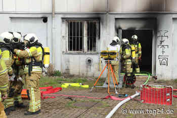 Dresden: Dichter Qualm dringt aus leerstehendem Gebäude - Feuerwehr im Einsatz - TAG24