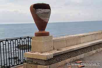 Vandali nella notte in villa comunale: semidistrutte due anfore - TraniViva