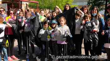 Modena, Plastic Free fa il pieno al parco Amendola: 400 studenti e genitori ripuliscono il quartiere - La Gazzetta di Modena