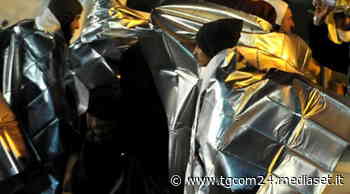 Migranti, sbarco a Crotone: soccorsi in 218, tra loro anche 5 neonati - TGCOM