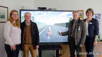 Bewegungsangebot beim DRK: Per Knopfdruck: Wie Senioren in Rellingen digital Motorrad fahren | shz.de - shz.de