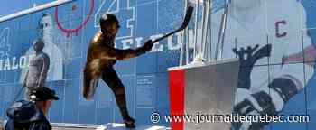 [PHOTOS] Place Jean-Béliveau: les hommages affluent pour Guy Lafleur