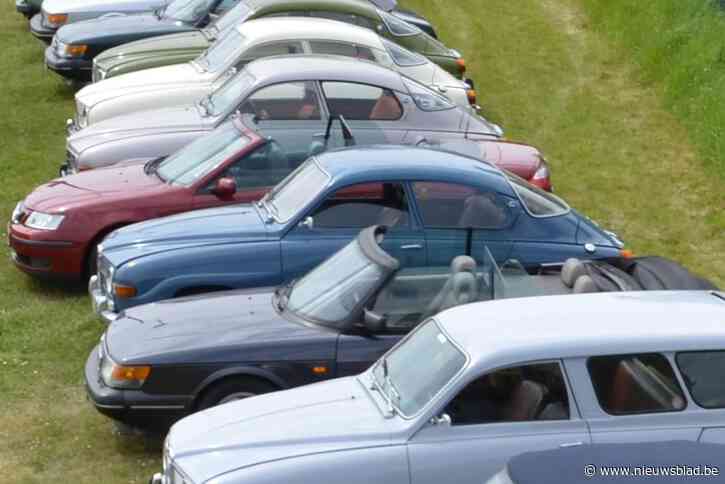 Oldtimers rijden door gemeente