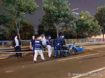 Motociclista muere al chocar contra un vehículo en Fernando de la Mora - ABC Color