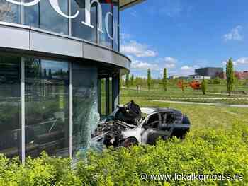 PKW prallt in Ladenlokal von Polstergeschäft und geht in Flammen auf - www.lokalkompass.de