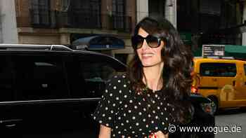 Amal Clooney beweist, dass klassische Polka Dots nie aus der Mode kommen - VOGUE Germany