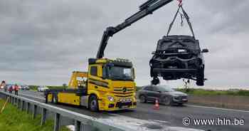 Wagen uitgebrand langs E40 tussen Middelkerke en Gistel - Het Laatste Nieuws