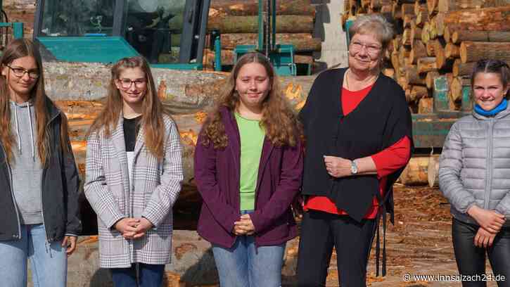 Einblicke in den Alltag einer Chefin – Ingrid Obermeier-Osl zeigt vier Mädchen ihre Firma