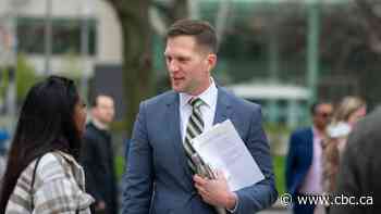 Council and mayoral hopefuls visit Hamilton city hall to file nominations, kick off campaigns - CBC.ca