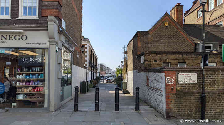 London’s Alleys: Lamont Road Passage, SW10