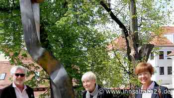 Abstrakte Skulptur im historischen Zentrum von Haag - „Fragestellung“ regt zum Nachdenken an