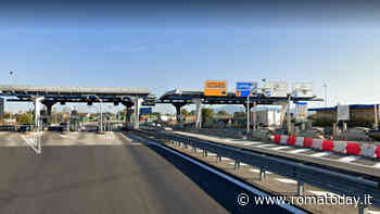 Casellante picchiato e rinchiuso nel bagno, rapinatori in fuga con 18mila euro