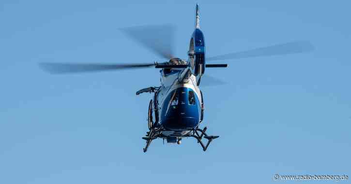 Tragflächen von Segelflugzeug fallen von Transporter