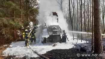 Lüchow-Dannenberg: Forstmaschine gerät im Wald in Brand - NDR.de