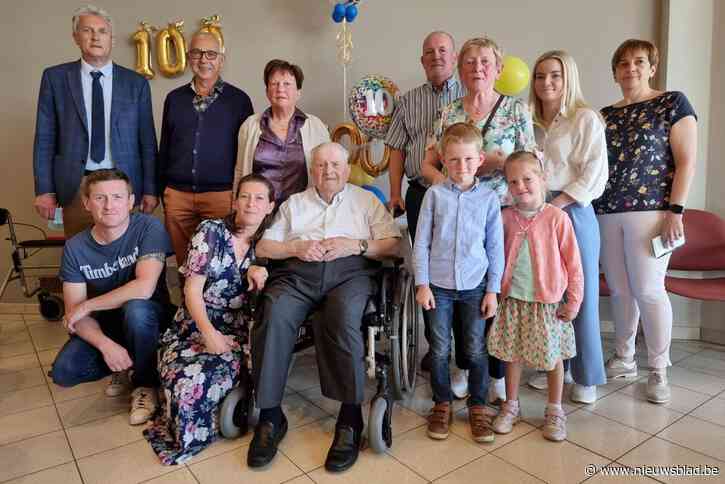 Roger Vande Weghe blaast 100 kaarsjes uit