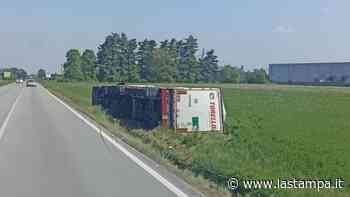 Tir con bobine di cavi elettrici si ribalta alla periferia di Cuneo - La Stampa