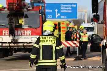 Feuerwehrleute helfen an Unfallstelle - freiepresse.de