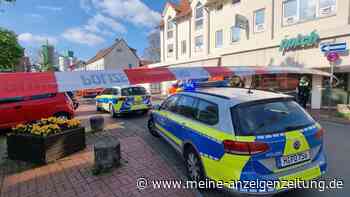 Mann tötet Frau mit Messer auf der Straße