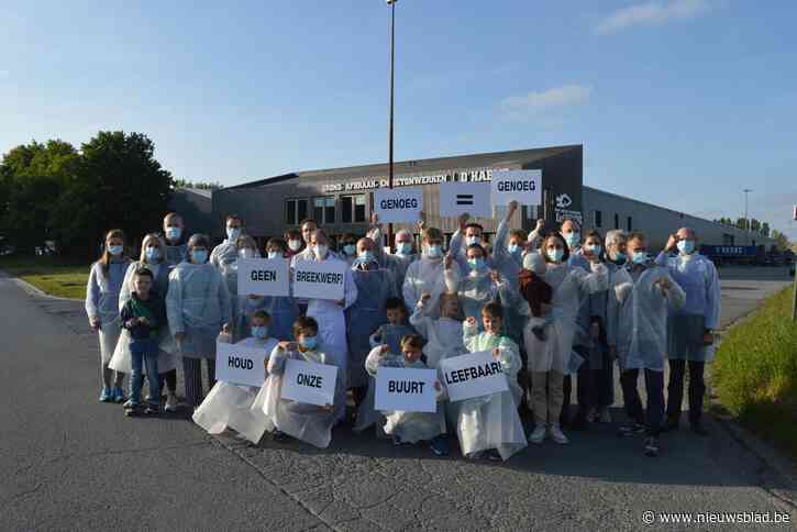 Buren protesteren met maskers en pakken tegen komst breekwerf: “Wij willen geen stof en overlast”