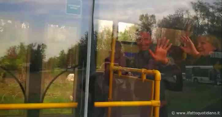 Guerra Russia-Ucraina, l’arrivo a Zaporizhzhia delle famiglie evacuate dall’acciaierie Azovstal di Mariupol