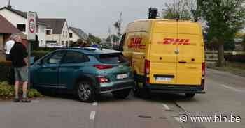 Blikschade door botsing tussen wagen en DHL-camionette in Boechout - Het Laatste Nieuws