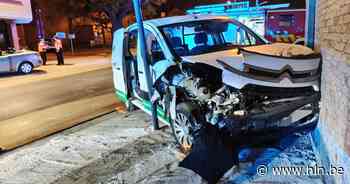 Bestelwagen knalt tegen gevel appartementsgebouw na ongeval | Wielsbeke | hln.be - Het Laatste Nieuws