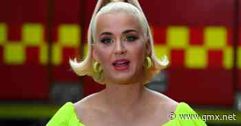 Panne bei Katy Perry vor laufender Kamera: Meerjungfrau-Kostüm war Schuld - GMX News