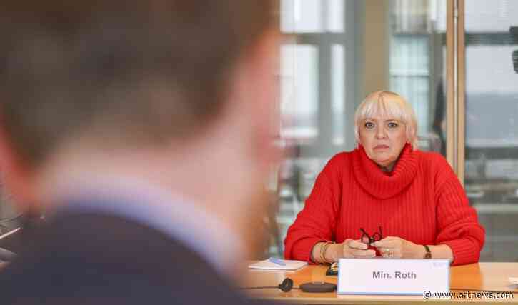 German Culture Minister Sides with Documenta in Anti-Semitism Row