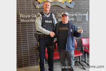 Kelowna RCMP return prized Gretzky rookie card – Saanich News - Saanich News