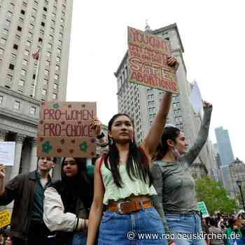 Tausende demonstrieren für Abtreibungsrechte in New York - radioeuskirchen.de