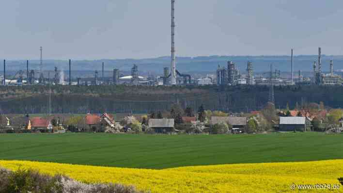 Schwedt reagiert verunsichert auf Habecks grundsätzliches "Ja" zum Öl-Embargo - rbb24