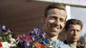 Tony Brooks: Formula 1 pioneer dies aged 90