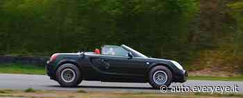 Come se la cava una Toyota MR2 con ruote da Formula 1? Il folle test in video - Everyeye Auto