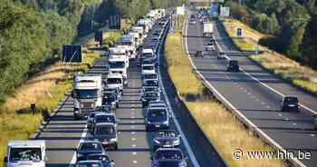 Uur aanschuiven op E403 richting Brugge nadat auto inrijdt op vrachtwagen, in Torhout - Het Laatste Nieuws