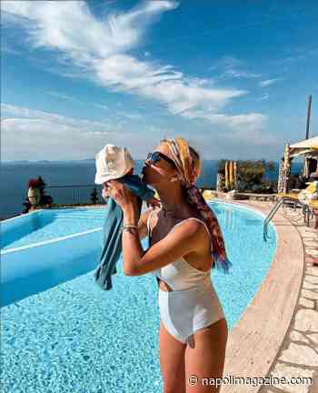 FOTO SHOW - Capri, Lady Mertens a bordo piscina con il figlio Ciro Romeo - Napoli Magazine