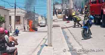 Lada se incendia en una calle de Manzanillo - CiberCuba