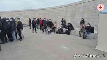 Gallipoli, all'alba l'arrivo di 47 migranti in barca a vela - TeleRama News