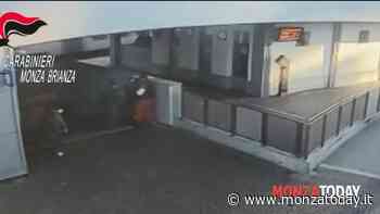 I baby rapinatori che puntano il coltello alla gola del cassiere e quasi gli staccano un dito - MonzaToday