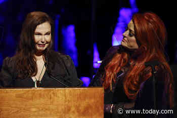 Naomi Judd tearfully honored by daughters Ashley and Wynonna at Country Music Hall of Fame induction