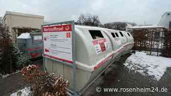 Mann (40) wird an Wertstoffinsel zwischen Kran und Container eingeklemmt