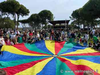 A Pineto Parco della Pace: Festa del primo maggio con "Peace for Ukraine", tra musica, slogan e riflessioni/FOTO - Wallnews24