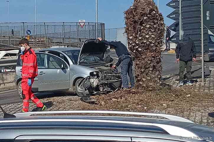 Violento impatto contro isola spartitraffico all'uscita Trani centro, un ferito - TraniViva