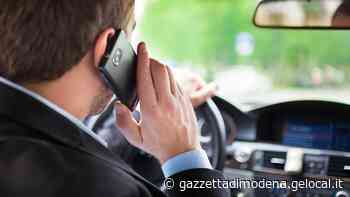Un Modenese su otto mentre guida usa il telefono - La Gazzetta di Modena