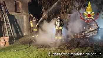 Mirandola, rogo nella notte: distrutto un caravan - La Gazzetta di Modena