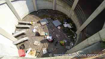 Modena. Bivacchi tra escrementi e rifiuti di ogni tipo. Inferno e degrado in via delle Costellazioni - La Gazzetta di Modena