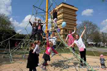 Kinder erobern den neuen Spielplatz am Wasserturm in Reichenbach - freiepresse.de